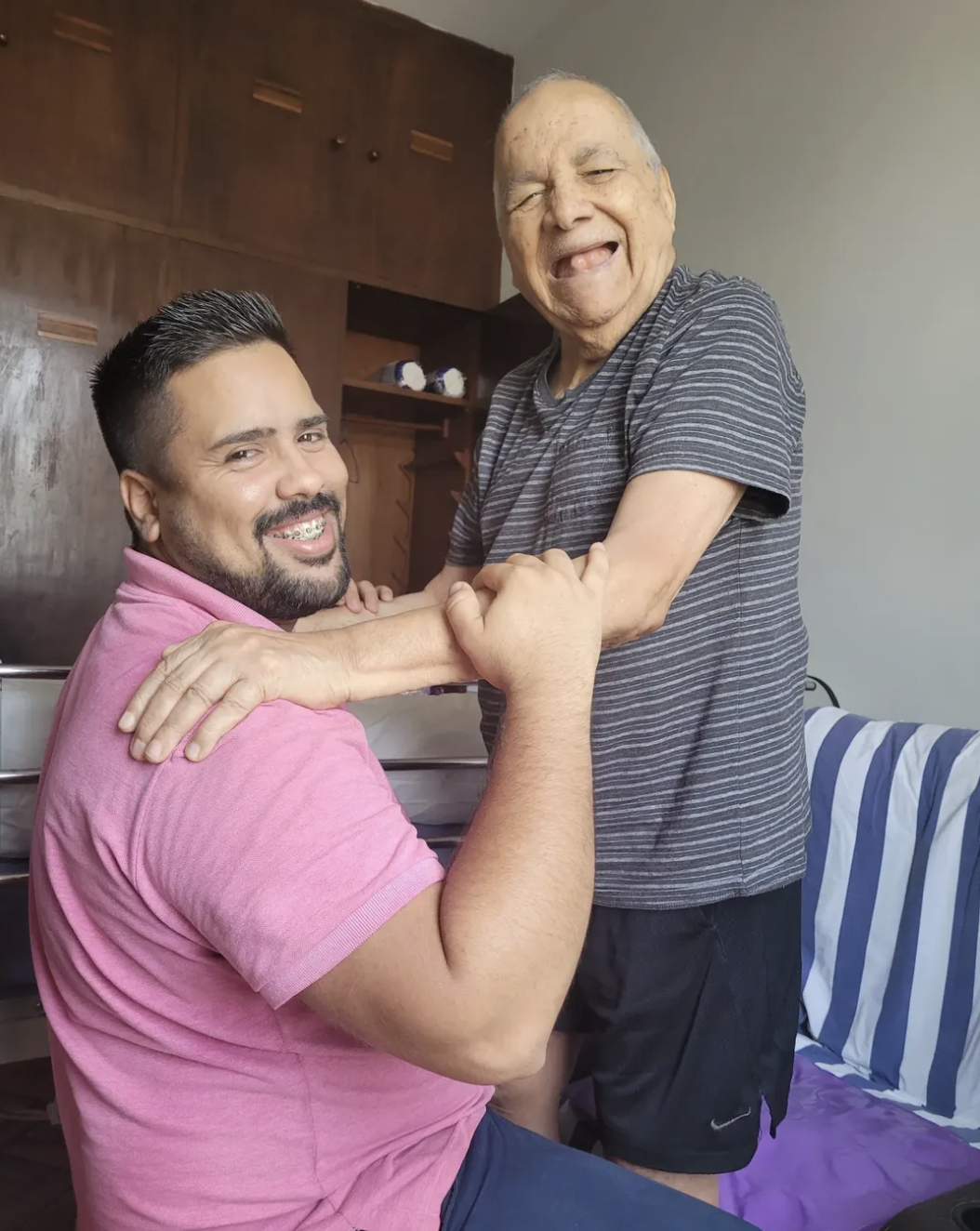 Dr. Leonardo Fariz atendendo um idoso lúcido e ativo dentro de casa